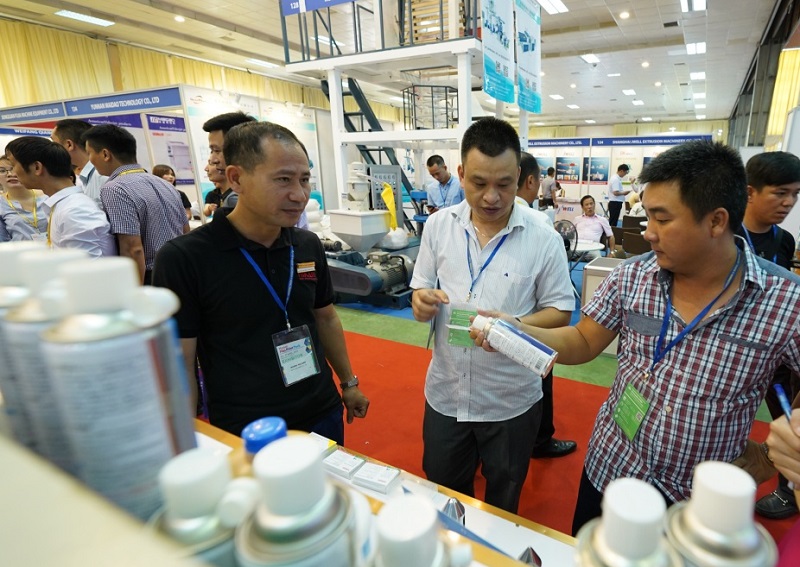 2027年越南河内塑料橡胶展览会Hanoi Plas参展商与海外采购商展台洽谈现场