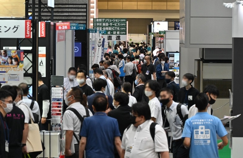 2027年日本东京教育装备展览会EDIX参展商与海外采购商展台洽谈现场