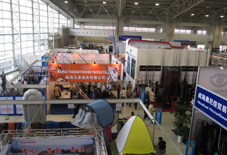 2026年威海钓鱼用品、船艇、房车及配件展览会CGC SHOW参展商与海外采购商展台洽谈现场