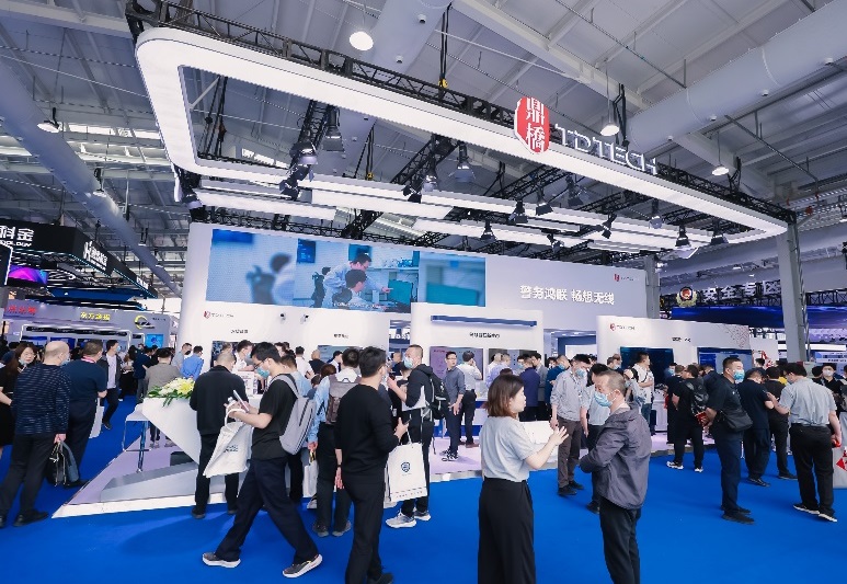 2027年中国（北京）国际军警反恐应急装备展览会CMPE展馆现场，专业观众参观实况