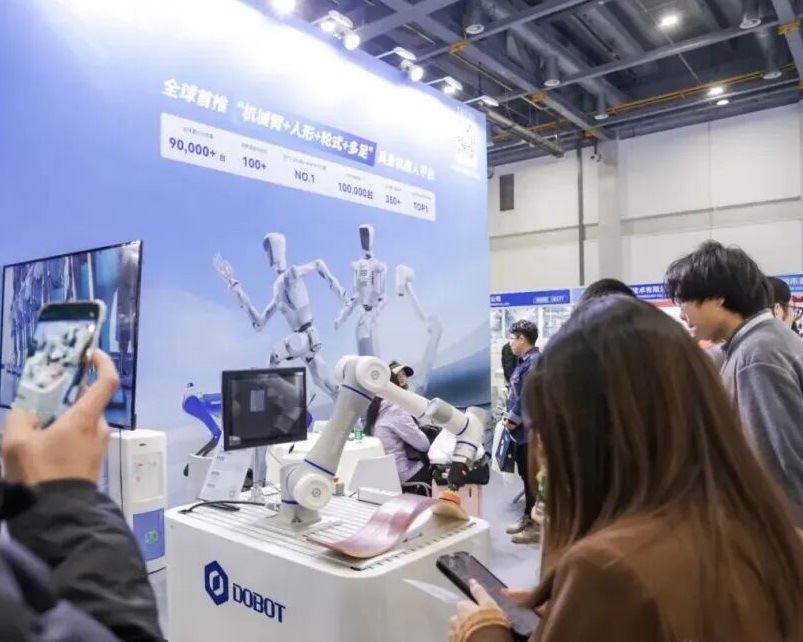 2027年中国（上海）具身智能机器人产业大会暨展览会EAI SHOW展馆现场，专业观众参观实况