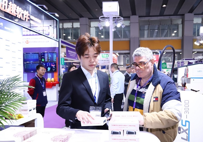 2027年中国（广州）国际包装工业展览会Sino-Pack展馆现场，专业观众参观实况
