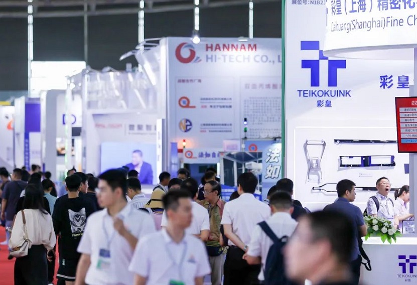 2027年上海国际新能源汽车技术与生态链博览会NEAS CHINA参展商与海外采购商展台洽谈现场