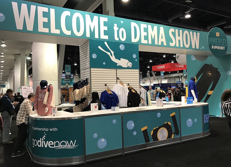 2026年美国潜水展览会DEMA Show展馆现场，专业观众参观实况