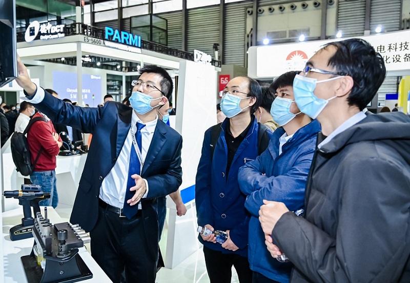2027年慕尼黑上海电子生产设备展览会Productronica China展馆现场，专业观众参观实况