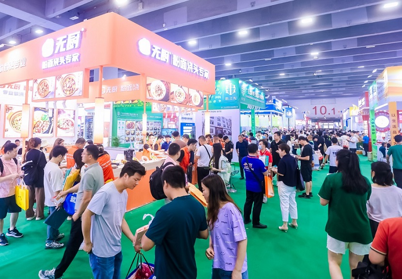 2027年广州火锅食材用品展览会CRE参展商与海外采购商展台洽谈现场