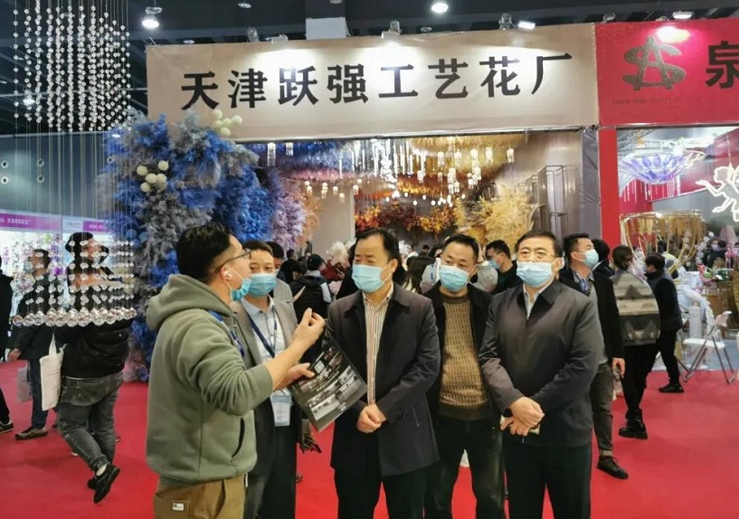 2027年全国婚庆道具、喜庆用品、仿真花交易会WFDF参展商与海外采购商展台洽谈现场