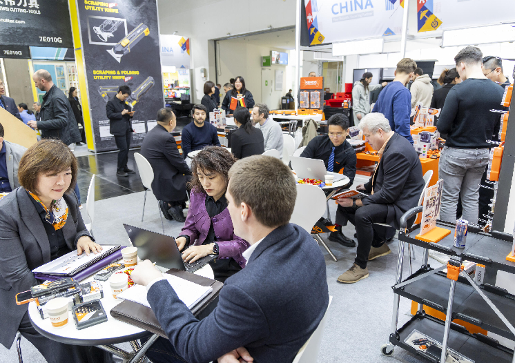 2027年德国科隆五金展览会-科隆亚太采购交易会ASIA PACIFIC SOURCING参展商与海外采购商展台洽谈现场