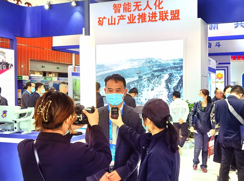 2027年鄂尔多斯国际煤炭及能源工业博览会CHINA ORDOS展馆现场,专业观众参观实况