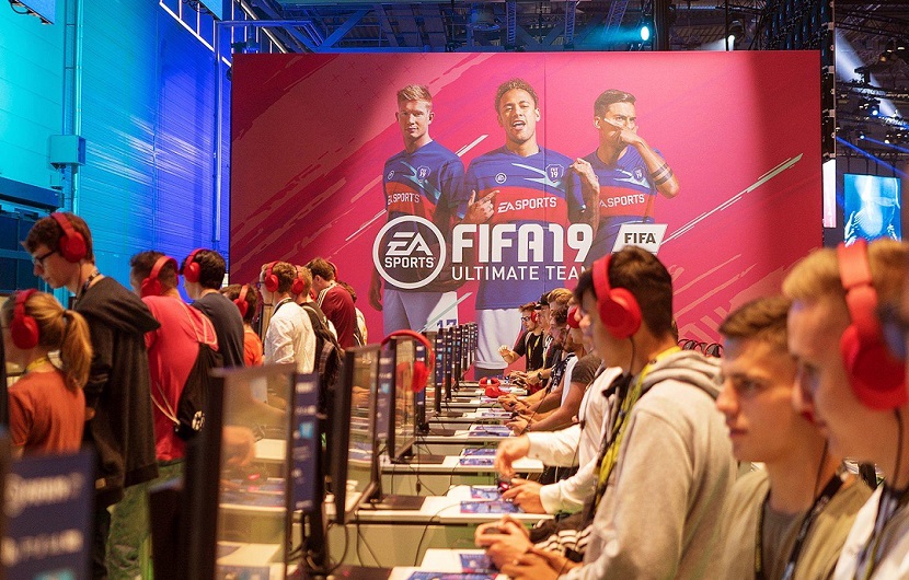 2027年德国科隆游戏展览会Gamescom展馆现场，专业观众参观实况