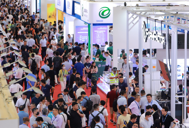 2027年上海国际半导体展览会SEMICONSEMICON CHINA参展商与海外采购商展台洽谈现场