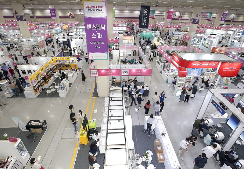2027年韩国首尔化妆品及美容展览会COSMOBEAUTY SEOUL参展商与海外采购商展台洽谈现场