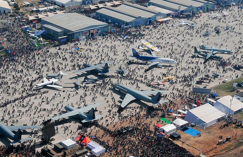 2028年智利圣地亚哥航空展览会FIDAE展馆现场,专业观众参观实况