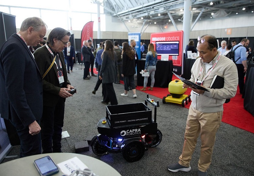 2027年美国波士顿机器人及自动化展览会Robotics Summit & Expo参展商与海外采购商展台洽谈现场