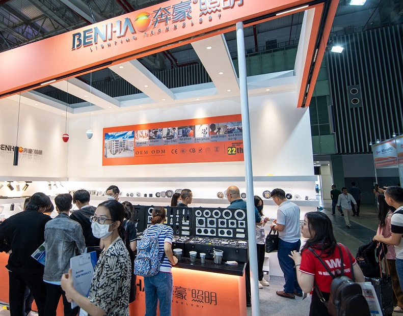 2027年越南胡志明LED照明展览会LEDTEC ASIA参展商与海外采购商展台洽谈现场