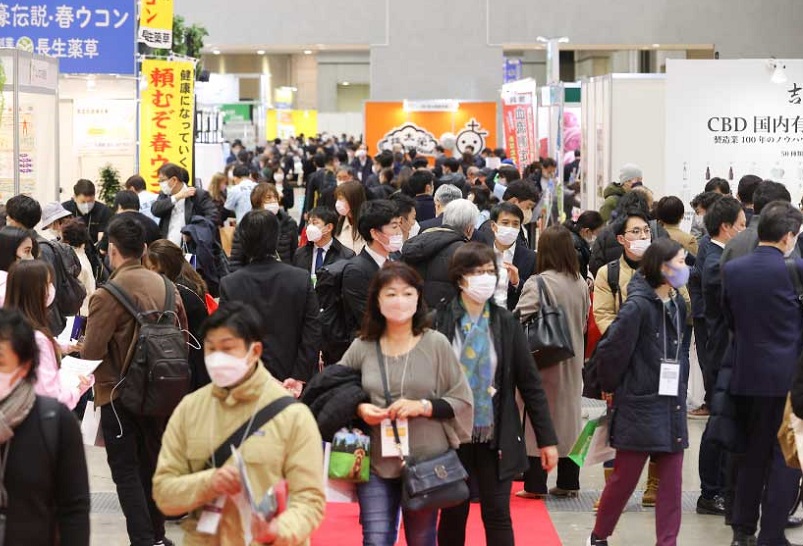 2027年日本东京健康产业展览会Health&Wellness Japan参展商与海外采购商展台洽谈现场