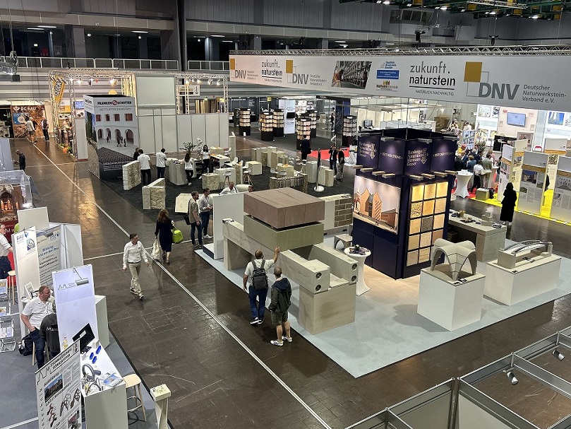 2028年德国纽伦堡石材展览会Stone&tec Nurnberg参展商与海外采购商展台洽谈现场