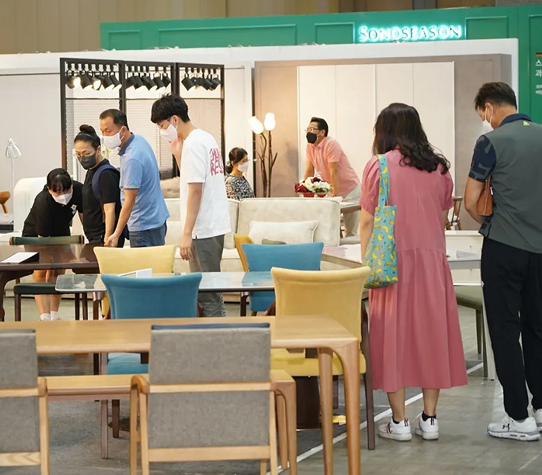 2027年韩国首尔家具、配件及木工机械展览会KOFURN展馆现场，专业观众参观实况