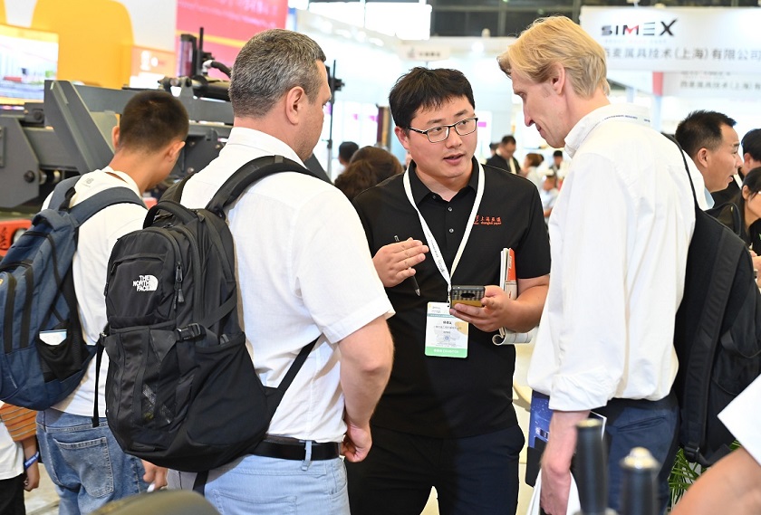 2027年上海亚洲混凝土展览会World of Concrete Asia展馆现场，专业观众参观实况