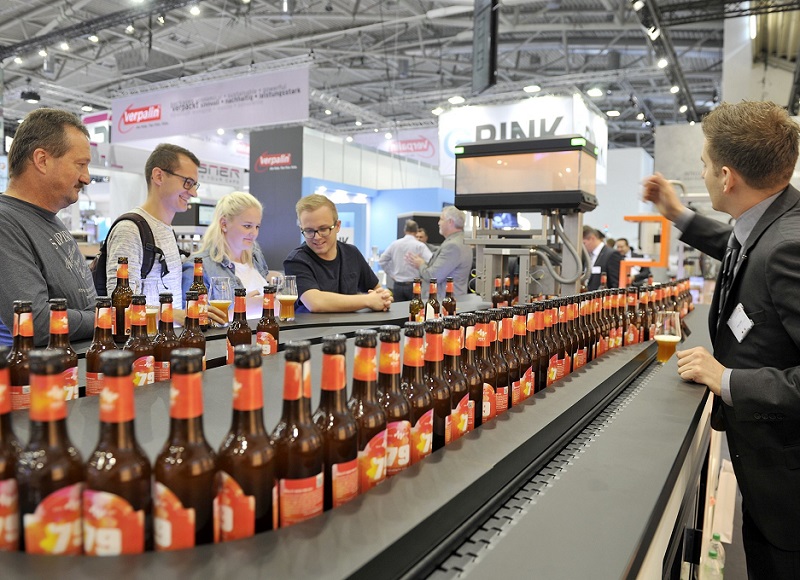 2028年德国慕尼黑啤酒及饮料加工展览会Drinktec参展商与海外采购商展台洽谈现场