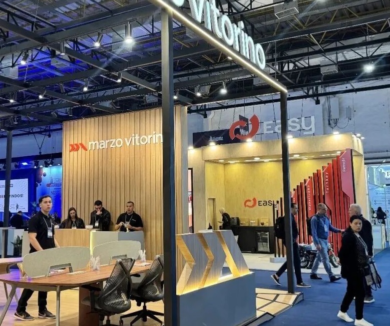 2027年巴西圣保罗办公家具展览会Expo InfraFM参展商与海外采购商展台洽谈现场
