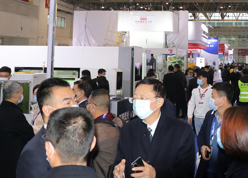 2027年中国(上海)国际钣金加工展览会MetalFab China参展商与海外采购商展台洽谈现场