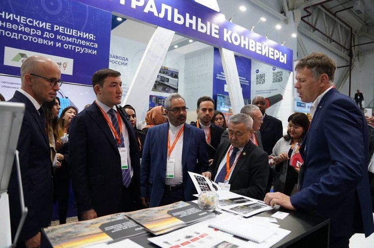 2027年哈萨克斯坦工程机械展览会KAZCOMAKMining Metals展馆现场，专业观众参观实况