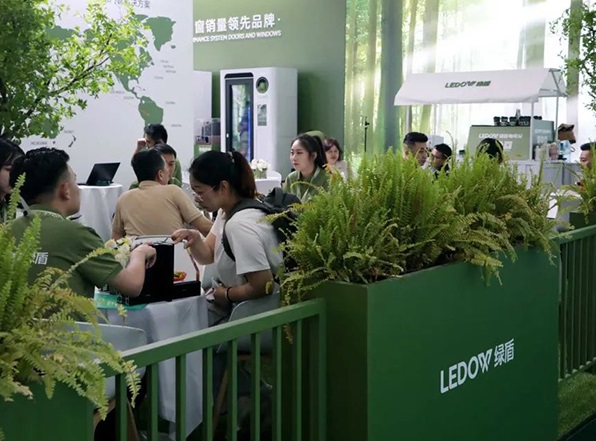2027年中国(南京)系统门窗、全屋定制、移门博览会DCDE展馆现场,专业观众参观实况