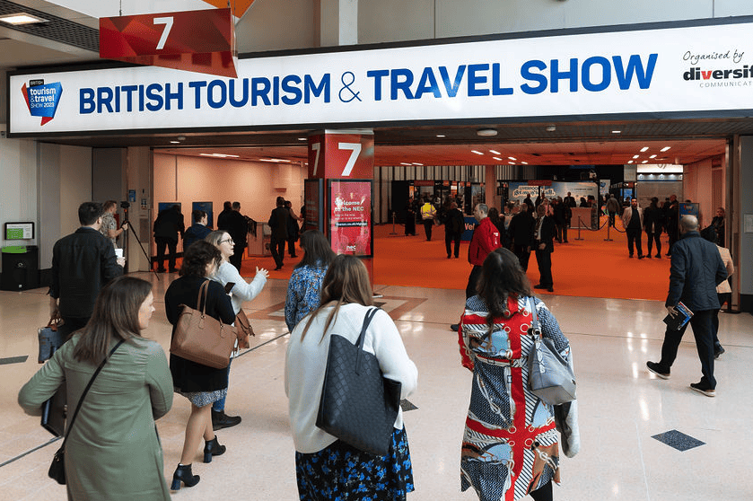 2027年英国伯明翰旅游展览会Tourism Travel Show参展商与海外采购商展台洽谈现场