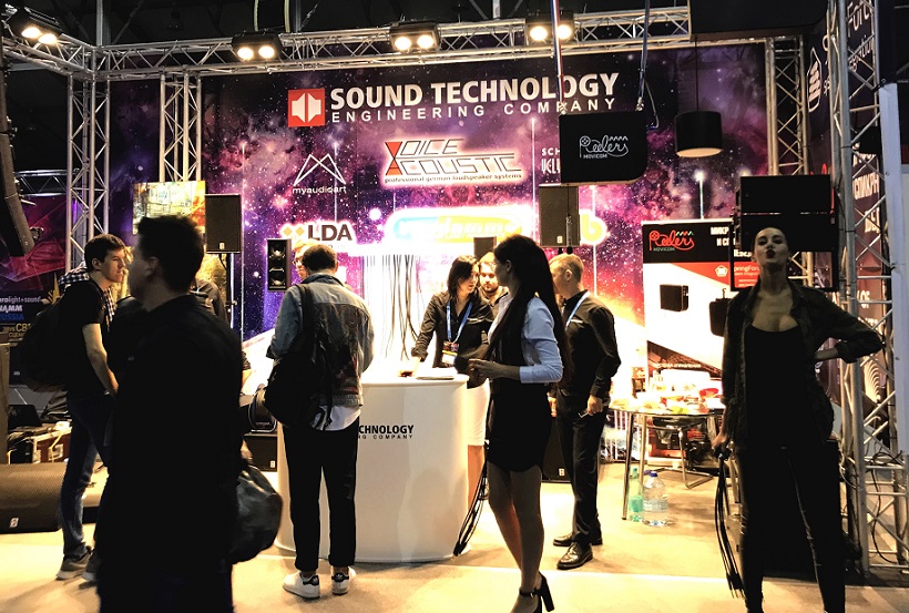 2027年俄罗斯莫斯科灯光舞台展览会Light + Audio Tec展馆现场,专业观众参观实况