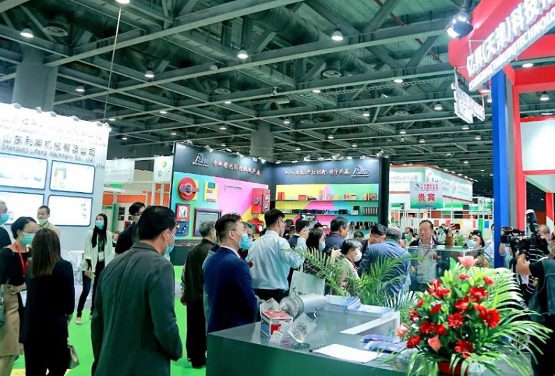 2027年广州国际纸业展览会Paper Expo China参展商与海外采购商展台洽谈现场