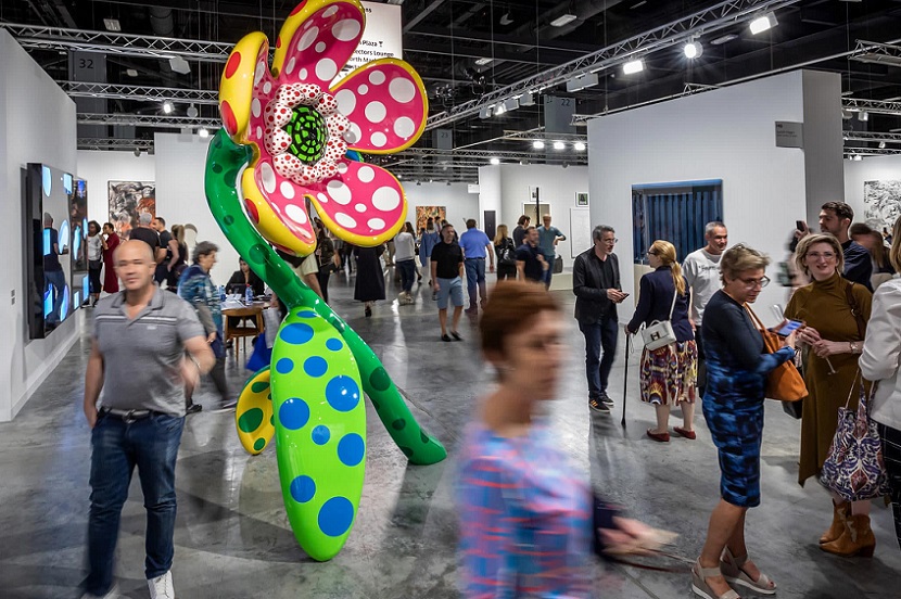 2027年香港巴塞尔艺术展Art Basel Hongkong参展商与海外采购商展台洽谈现场