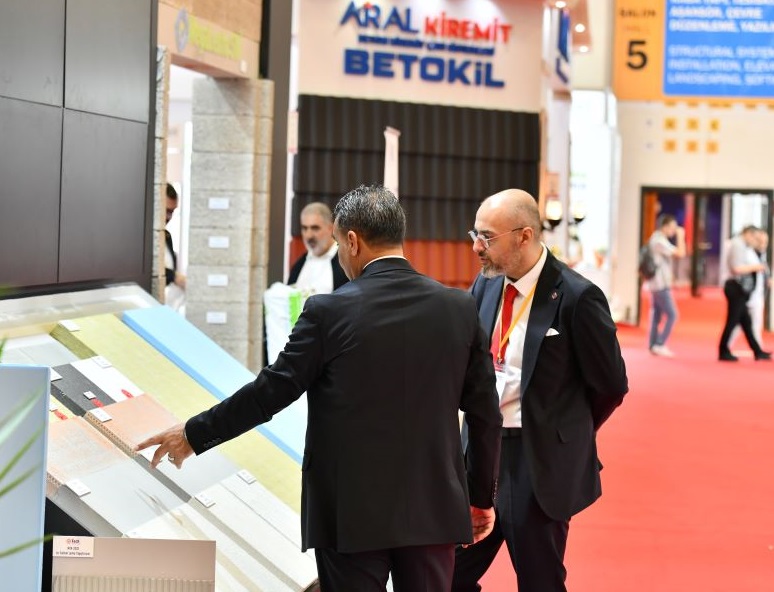 2027年土耳其伊斯坦布尔建材建筑展览会Turkeybuild参展商与海外采购商展台洽谈现场