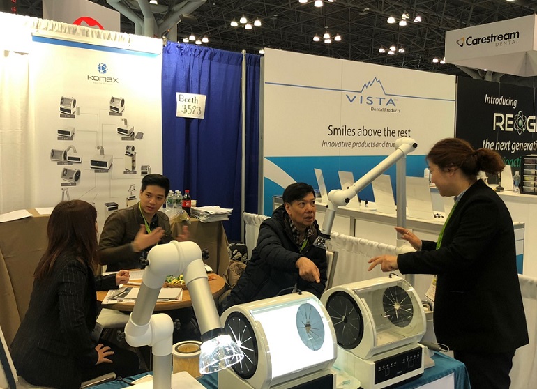 2026年美国纽约口腔牙科展览会GNYDMGREATER NEW YORK DENTAL MEETING参展商与海外采购商展台洽谈现场