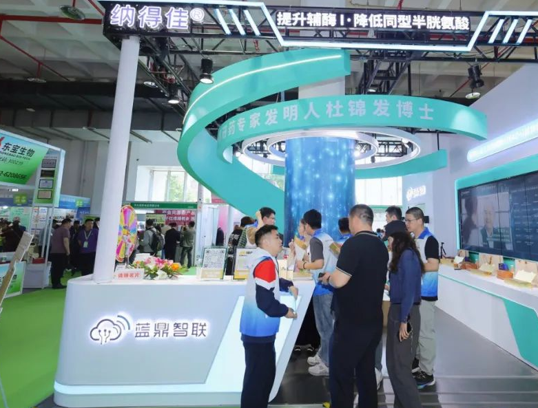 2027年中国上海国际健康产业博览会-世博威健博会CIHIE展馆现场，专业观众参观实况
