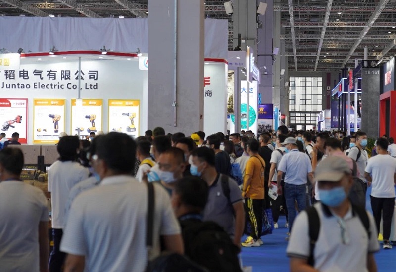 2027年中国国际五金博览会CIHF参展商与海外采购商展台洽谈现场