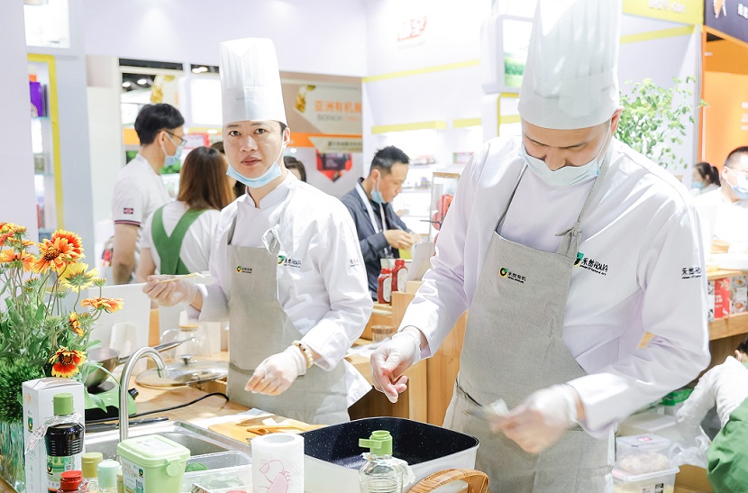 2027年上海亚洲国际有机产品博览会BIOFACH CHINA参展商与海外采购商展台洽谈现场
