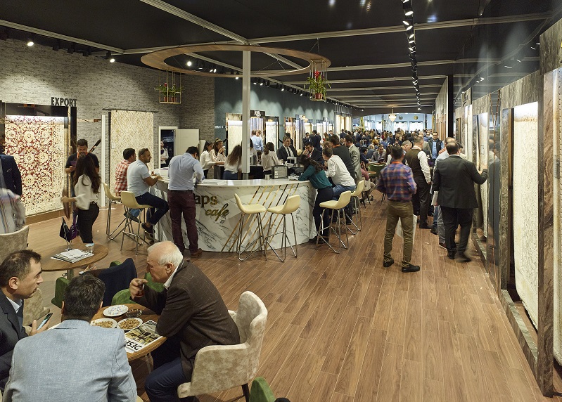 2025年中东迪拜地铺、地板展览会Domotex Middle East展馆现场,专业观众参观实况