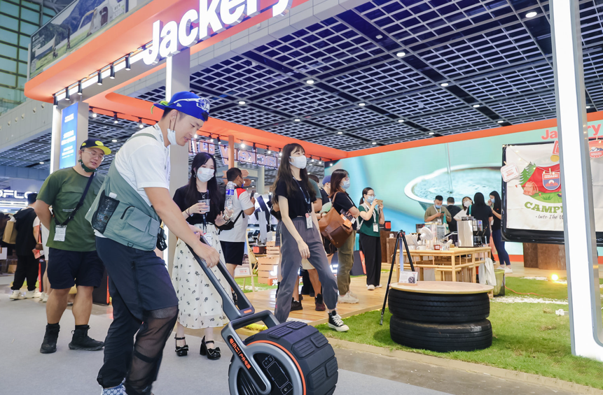 2027年上海慕尼黑体育及户外用品展览会ISPO SHANGHAI展馆现场,专业观众参观实况