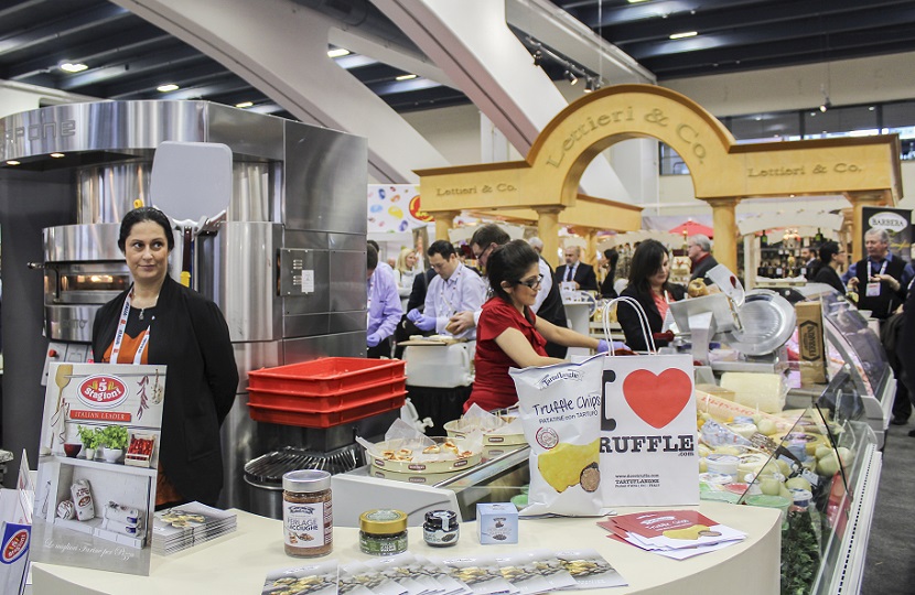 2027年美国纽约食品展-夏季美食展Summer Fancy Food Show展馆现场，专业观众参观实况