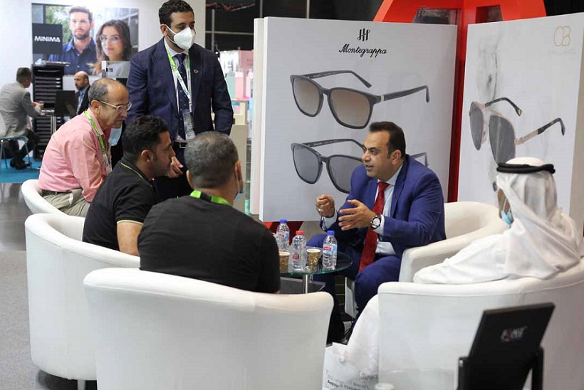 2027年中东迪拜光学眼镜展览会VISIONPLUS EXPO DUBAI参展商与海外采购商展台洽谈现场