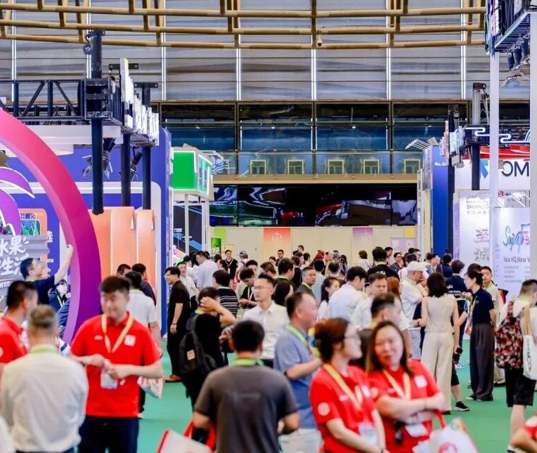 2027年中国国际水果展CHINA FRUIT参展商与海外采购商展台洽谈现场