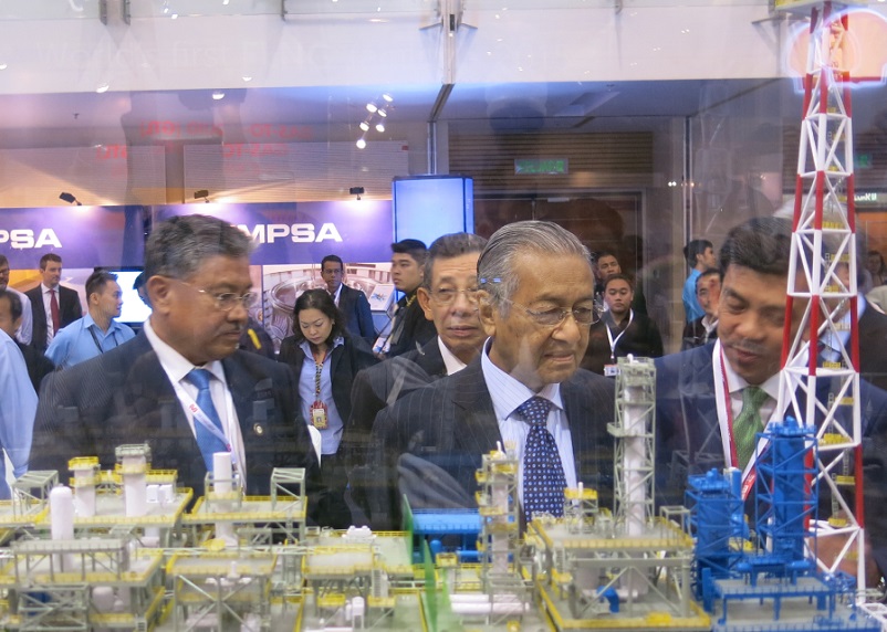 2027年马来西亚电力能源及水处理环保展International Energy Week展馆现场,专业观众参观实况