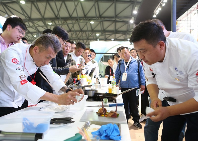 2027年广州华南进口食品展FHC展馆现场,专业观众参观实况