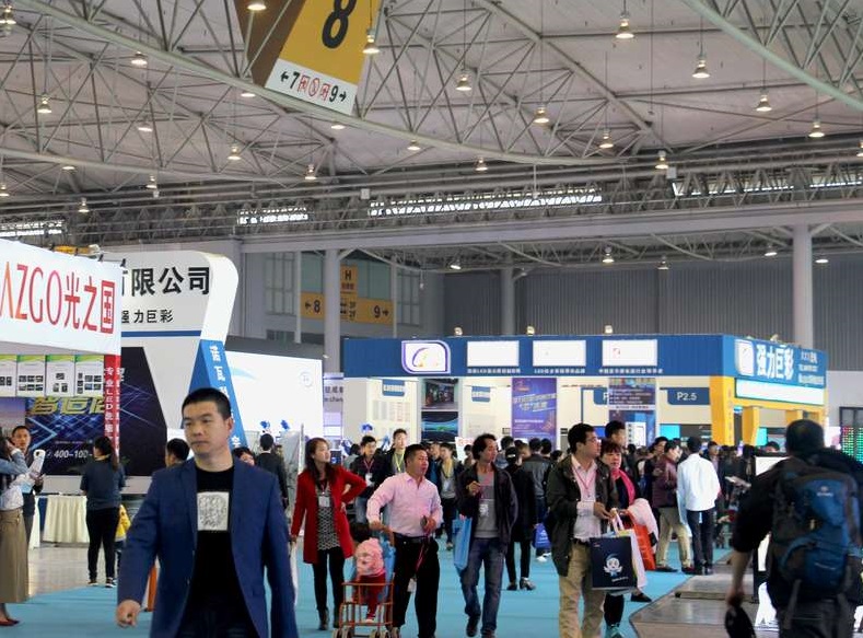 2027年成都天府国际照明展览会TILE CHENGDU参展商与海外采购商展台洽谈现场