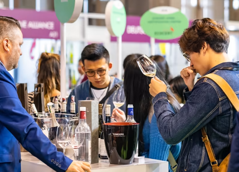 2028年新加坡葡萄酒、红酒、烈酒展览会ProWine Singapore展馆现场,专业观众参观实况