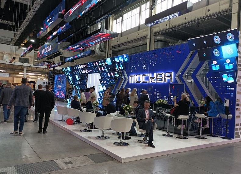 2027年俄罗斯叶卡捷琳堡工业展览会INNOPROM展馆现场,专业观众参观实况