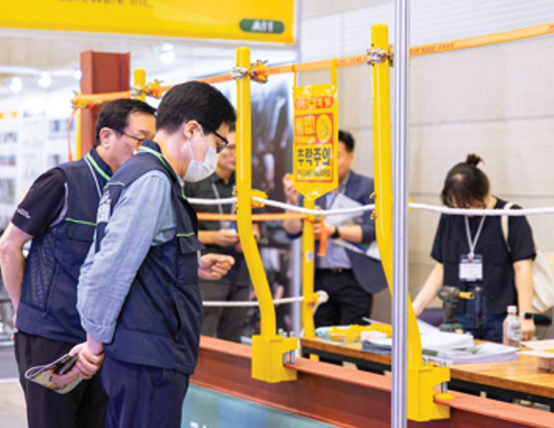 2027年韩国首尔劳保展览会KISSKOREA SAFETY&HEALTH SHOW展馆现场,专业观众参观实况