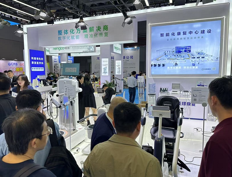 2025年中国（广州）国际养老福祉及护理用品展CECN参展商与海外采购商展台洽谈现场