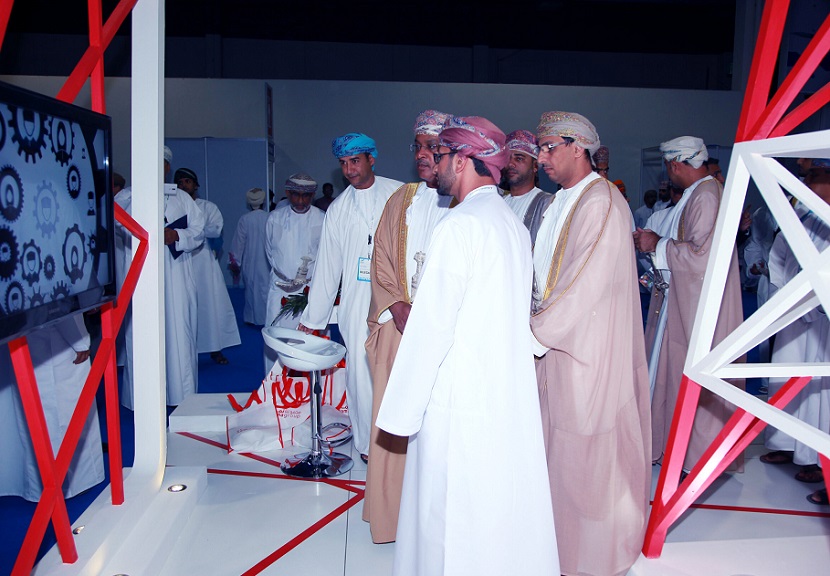 2027年中东阿曼电力能源、太阳能光伏、环保、水展览会Oman Energy & Water展馆现场，专业观众参观实况